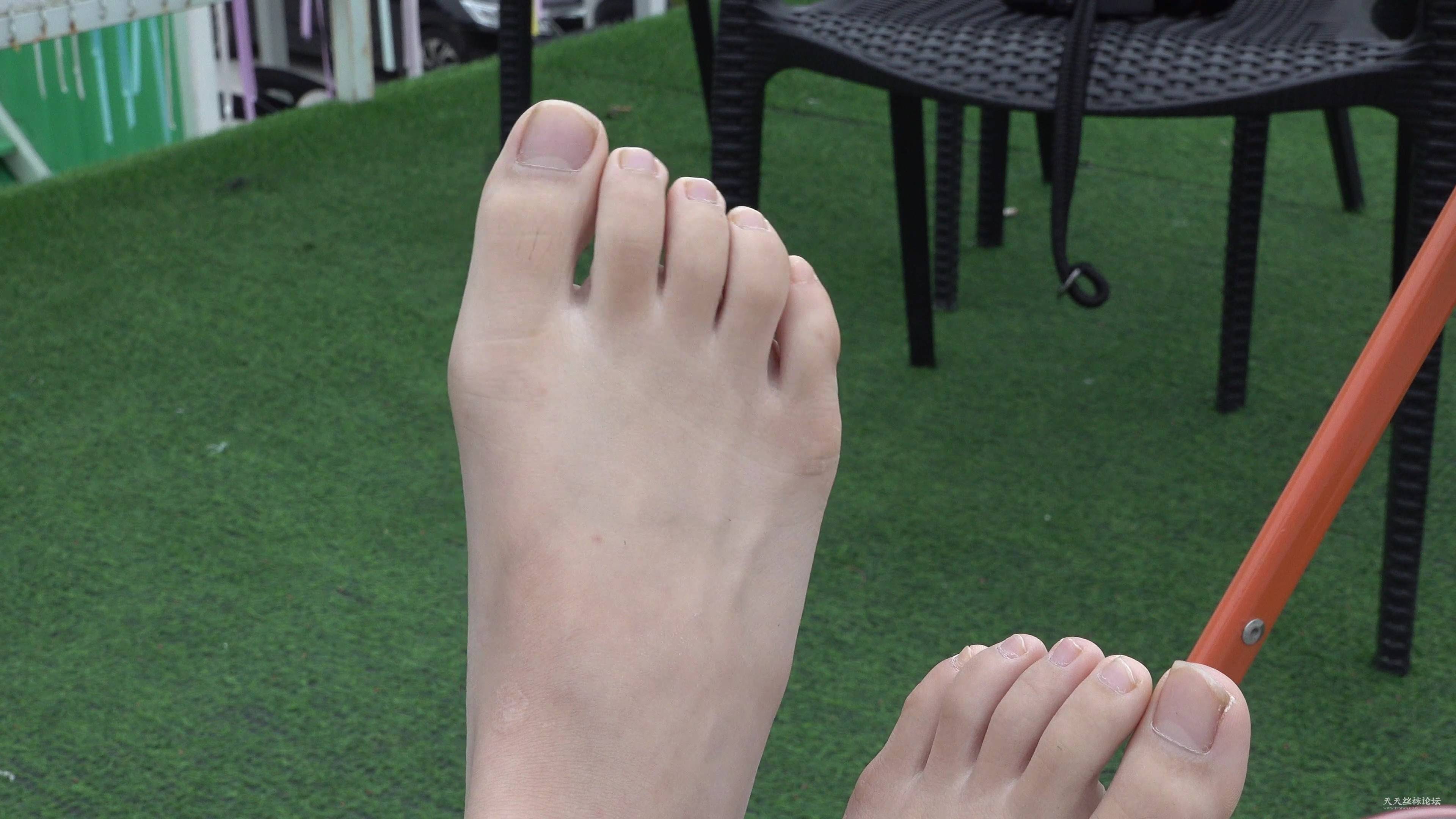 淇淇美脚秀[00_11_42][20260523-135801].jpg