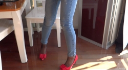 （自由职业妍妍）家中模拍系列之六：红色细高薄黑丝诱惑！