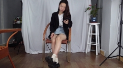 淇淇脱下白袜然后抹上精油的美脚，玩弄的超级滑嫩