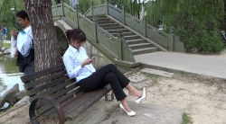 （自由职业妍妍）模拍系列之二十三：制服、薄丝脚在高跟鞋上大诱惑