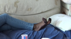 （自由职业妍妍）家中模拍系列之二：闺房沙发上诱惑薄短丝！