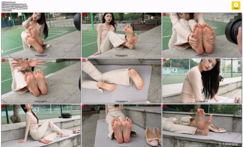 【裸足】气质美丽高挑的新来的大学老小雨坐在校园球场边拍摄裸足写真【4K；17:38】