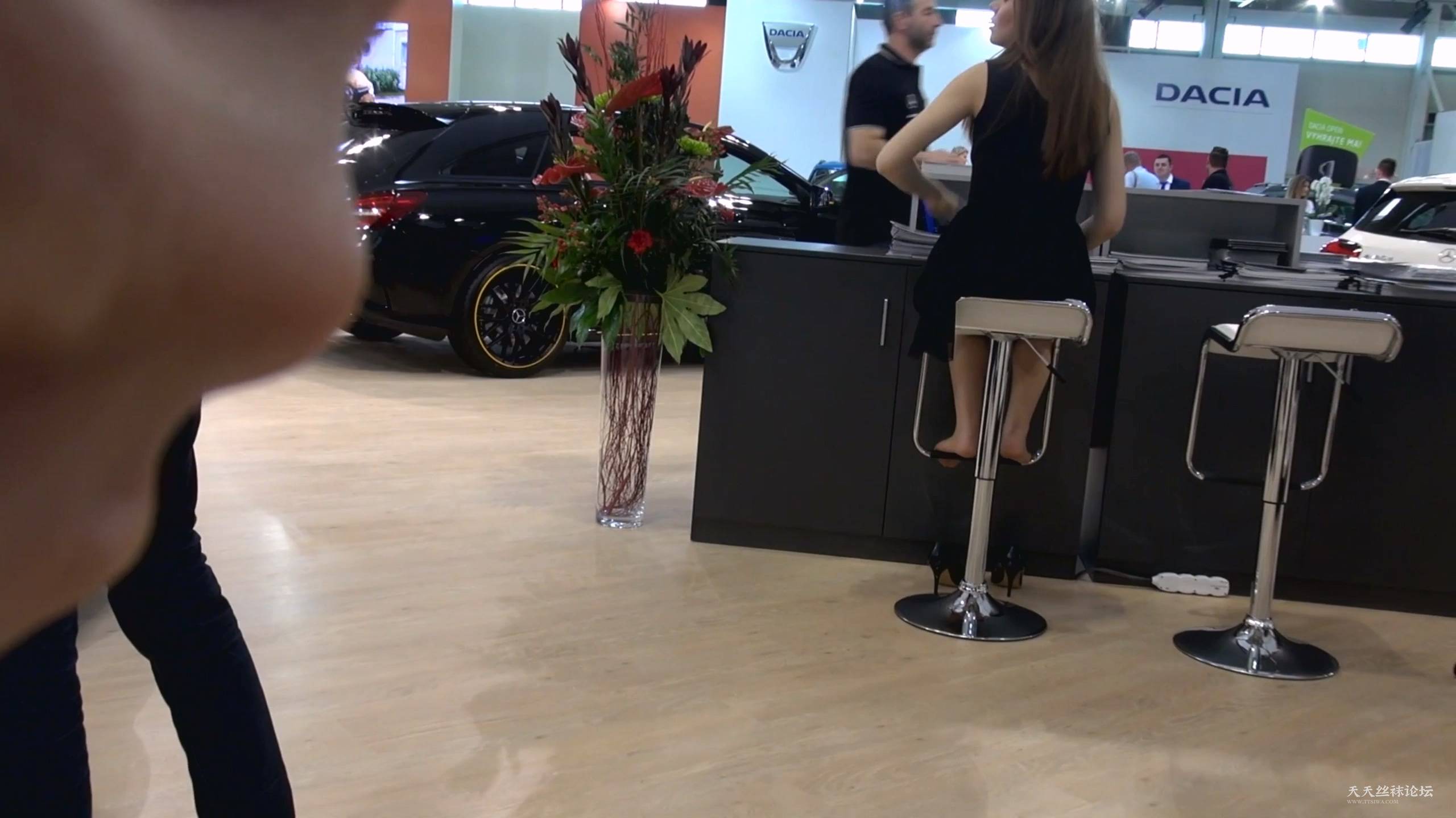 车展上晾脚的丝袜礼仪们-A.mp4_20250810_213835.308.jpg