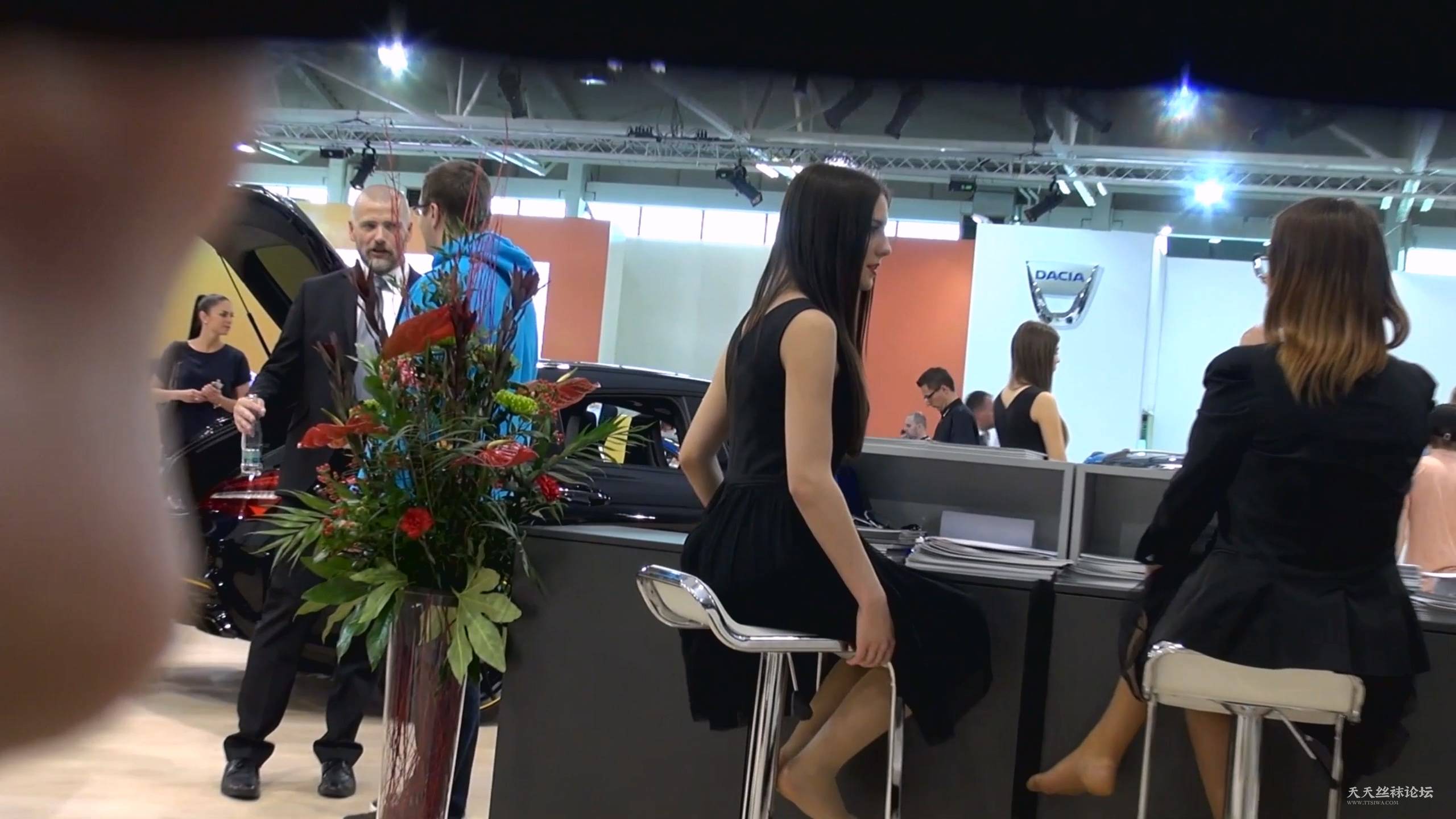 车展上晾脚的丝袜礼仪们-A.mp4_20250810_214022.996.jpg