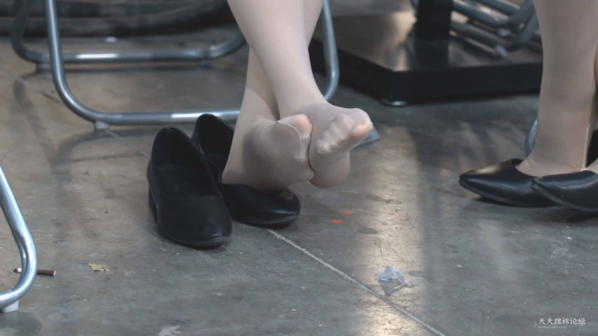 车展后台丝袜挑鞋玩鞋68.mp4_20250816_030859.394.jpg