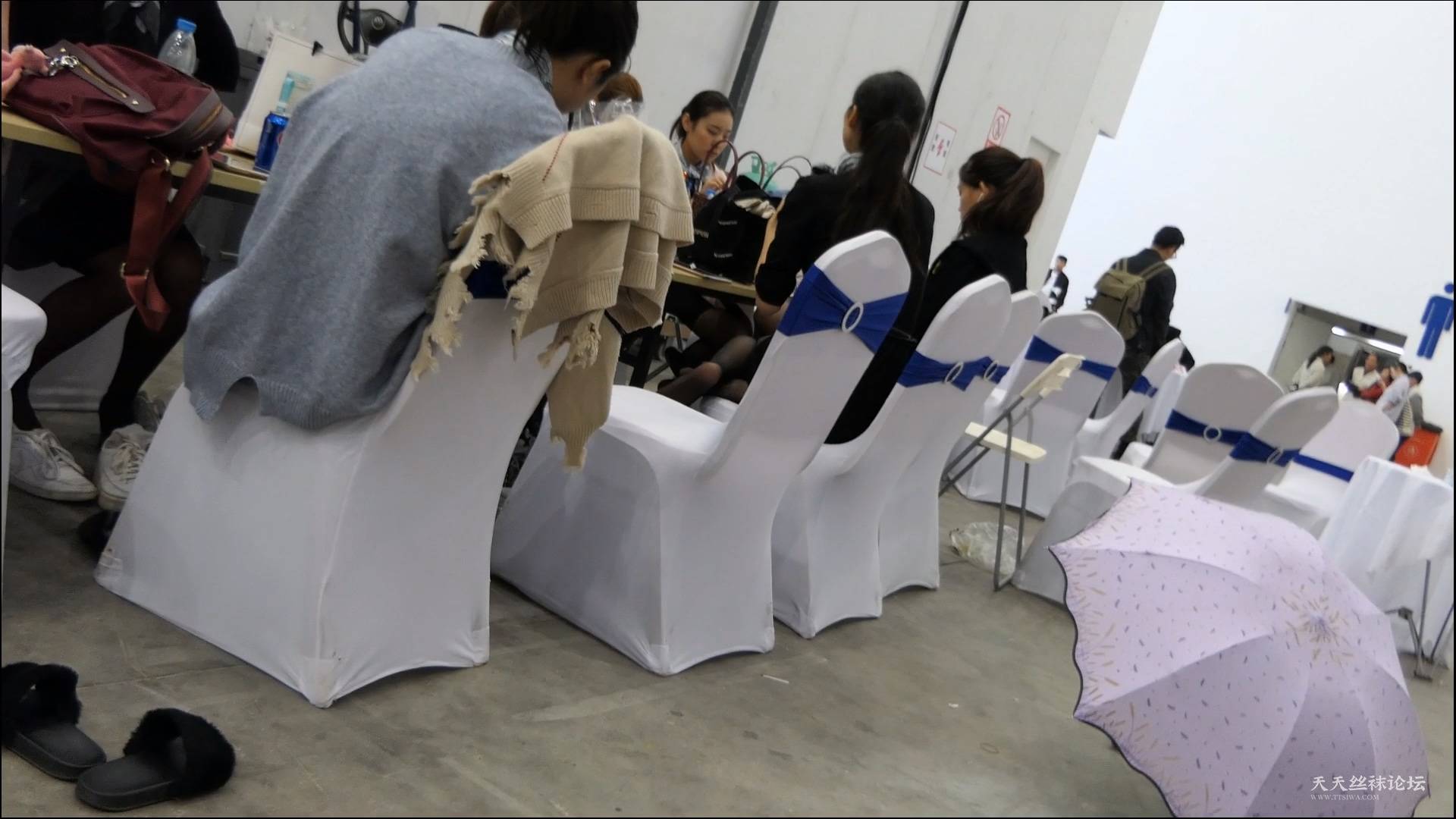 车展后台丝袜系列挑鞋玩鞋23.mp4_20250822_005449.470.jpg