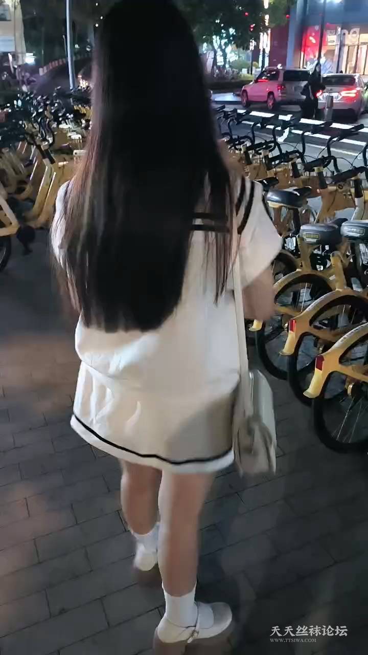 【素人饮水机】街边开发素人美女  车内舔她的白袜原味脚