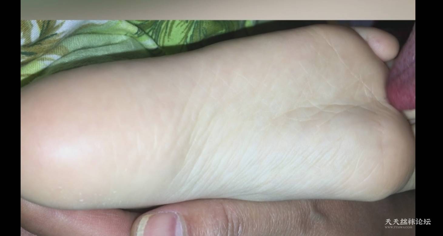 真实深夜趁妹妹睡着挠tian白嫩玉足，超玉超白嫩