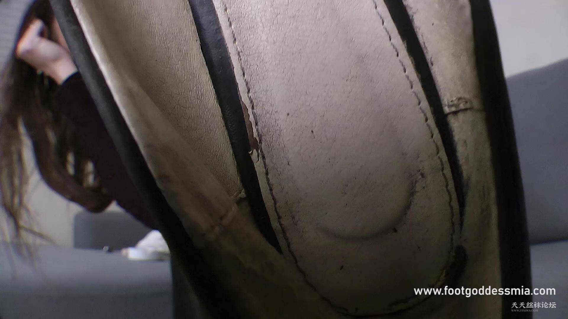 Goddess Mia - Lick my old, worn ballet flats and my sweaty feet, you slut – par.jpg