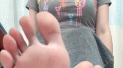 女大展示可爱粉嫩脚底