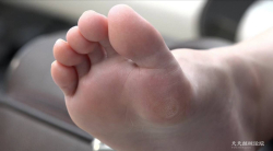 车站候车室白皙粉嫩玉足5分钟