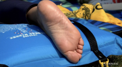 公园草地裸足2v