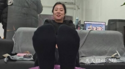 桔子摄影 模拍丝足视频 漂亮有韵味的少妇展示黑色棉袜足底