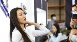 遇上极品黑丝长腿美车模脱掉鞋子站车 [108P7V-5.45GB]