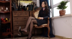 【Asia foot club】Model Qingqing a pair of slender legs dangling 4K