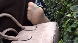 户外街拍肉丝脚3v700mb