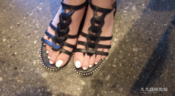 欧美 漂亮美女咖啡店秀足