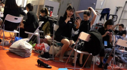 [丝足视频] 1217车展后台礼仪脱鞋晾丝足4:21 1080P
