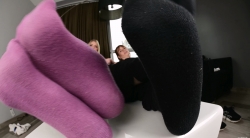 欧美美女运动鞋臭袜子近距离秀