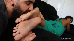 欧美 胡子哥脱下绿衣美女白棉袜狂吃裸足